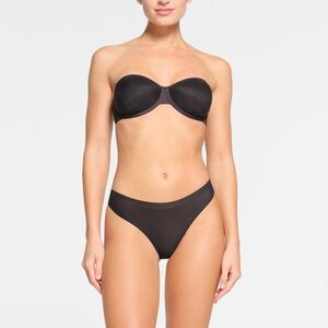 Skims weightless strapless bra in onyx 36A